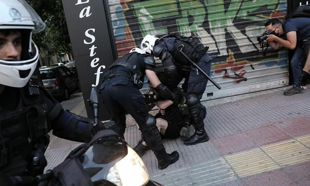Επεισόδια έξω από την ΑΣΟΕΕ στην Πατησίων
